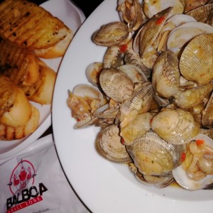 Almejas al ajillo.