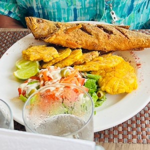 Pescado frito con patacones