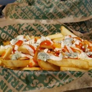 Papitas salsa buffalo y blue cheese 
