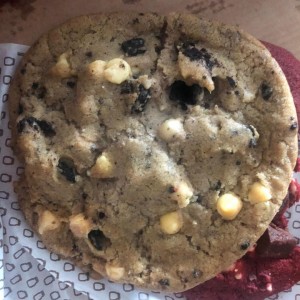 Galletas con chocolate blanco.