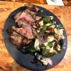 Churrasco con vegetales salteados