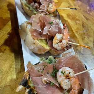 Montadito de jamon serrano y gambas