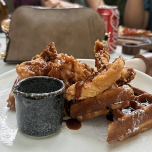 BRUNCH - CHICKEN & WAFFLES