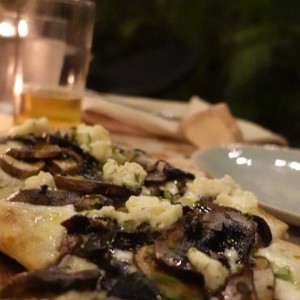 Flat bread hongos y aceite trufado!!