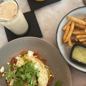 TOSTADAS - Sicilian y truffle fries con un ice latte