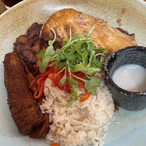 Pesca del dia y arroz con coco