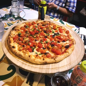 Pizzas Gourmet - Ajo Rojo, esta pizza me encanto. Sabores mediterraneos muy marcados.
