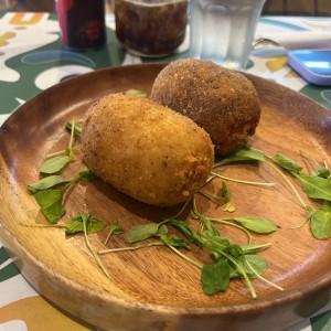 Arancino (Croquetas de arroz frito rellena)