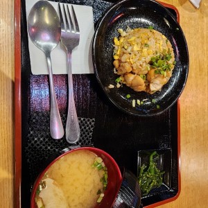 arroz con. pollo y sopa miso