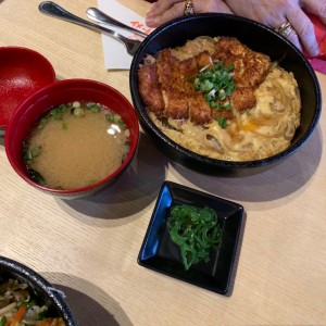 Chiken katsu Don. el pollo apanado estaba muy bueno.