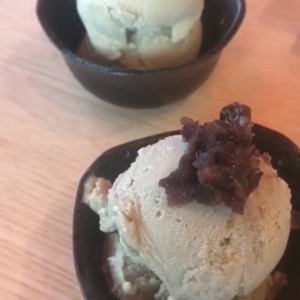 Helado de matcha con topping de frijol rojo