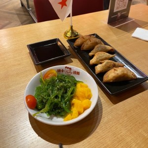 Gyozas y ensalada de alga