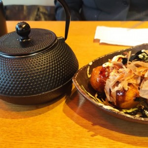 Takoyaki de entrada con un Gemmatcha Te para dos