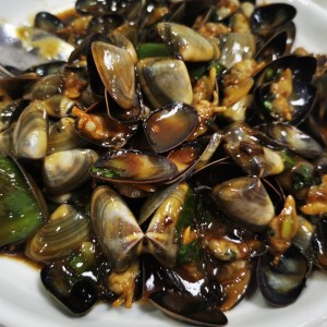 Almejas con salsa de frijolitos negros