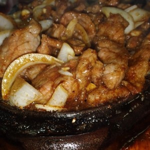 Carne a la plancha con cebolla