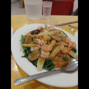 Chow mein de camarones