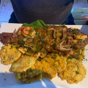 pescado a lo macho con patacones