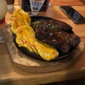 costillas con patacones