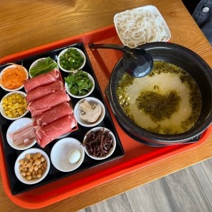 Mixian de ribeye con hojas agrias