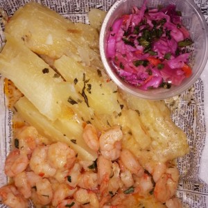 Camarones al ajillo con yuca al moho y ensalada