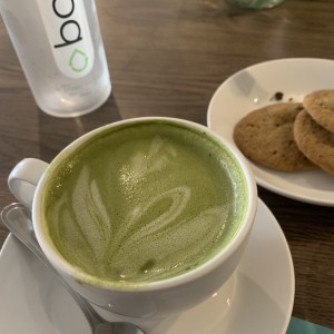 Te macha latte con galletas de chocolates.