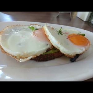 DESAYUNO - AVOCADO TOAST con extra de huevos