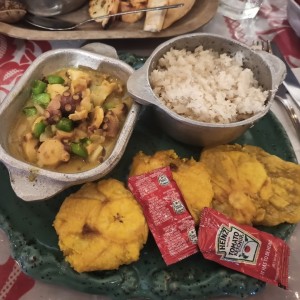 Pulpo y arroz con coco