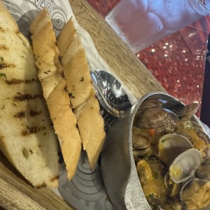 Almejas al Ajillo