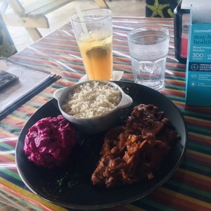 Lechon con arroz con coco y ensalada de papas