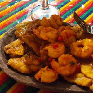 Camarones al curry con patacones