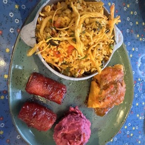 Arroz Con pollo, tamal, ensalada de toldo y plata o en tentacion
