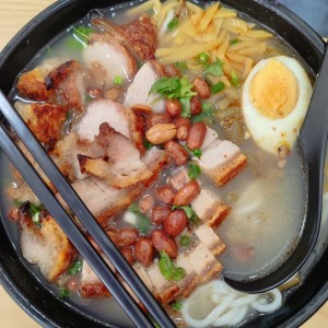 Sopa de fideos con crunchy pork belly