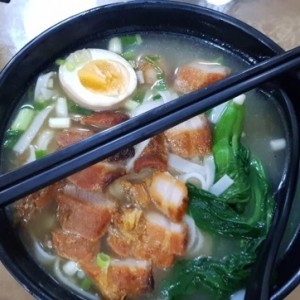 sopa de tallarines con puerco