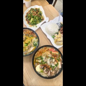 ensalada de pepino, fideos con mariscos, fideo con gallina de patio