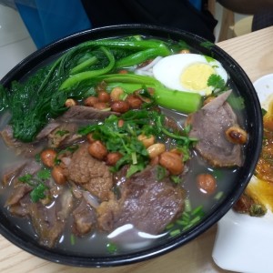 sopa de fideo con jarrete