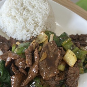 Carne en la salsa de frijoles negros