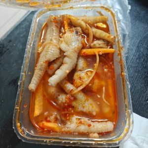 Patita de pollo con salsa picante