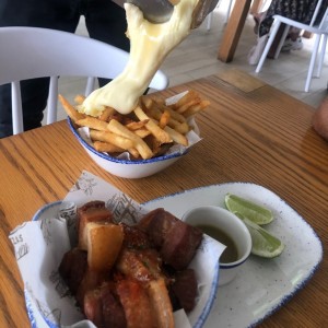 patas con queso y torreznos