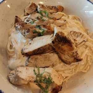 Pasta cremosa en rueda de queso con pollo 