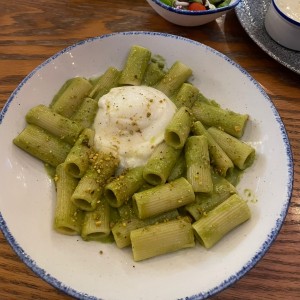 Pesto y Burrata