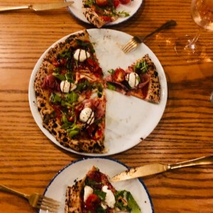 pizza con proscciuto y mozarella