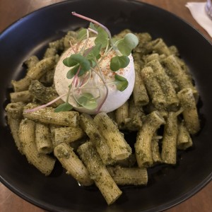 Pasta de pesto pistacho fria de nevera al igual que la burrata