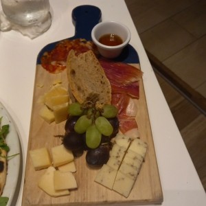Mini tabla de quesos y charcuteria