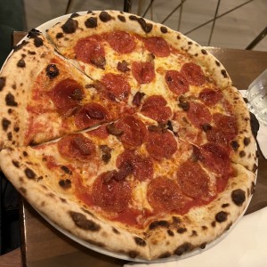 Pizza de peperoni chorizo y bacon