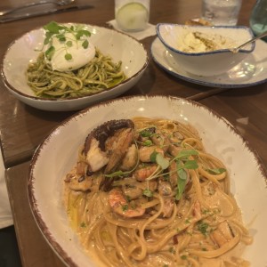Pasta Frutti di mare y Paste Pesto y burrata Chevre