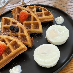 Waffle con huevos poche
