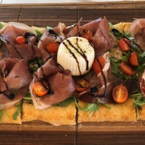 pizza de ciabatta con burrata para compartir
