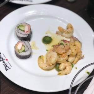ensalada de camarones y rollos de cangrejo