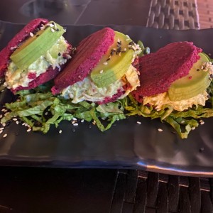Arepa de remolacha con aguacate y pollo