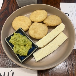 Arepitas con Guacamole y queso